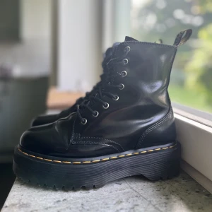 Dr martens platå - Skitsnygga dr martens med platå storlek 38. Perfekta höstskon, tyvärr får jag ont i fötterna av dem så har bara använt dem ett par gånger. Nypris är 2399