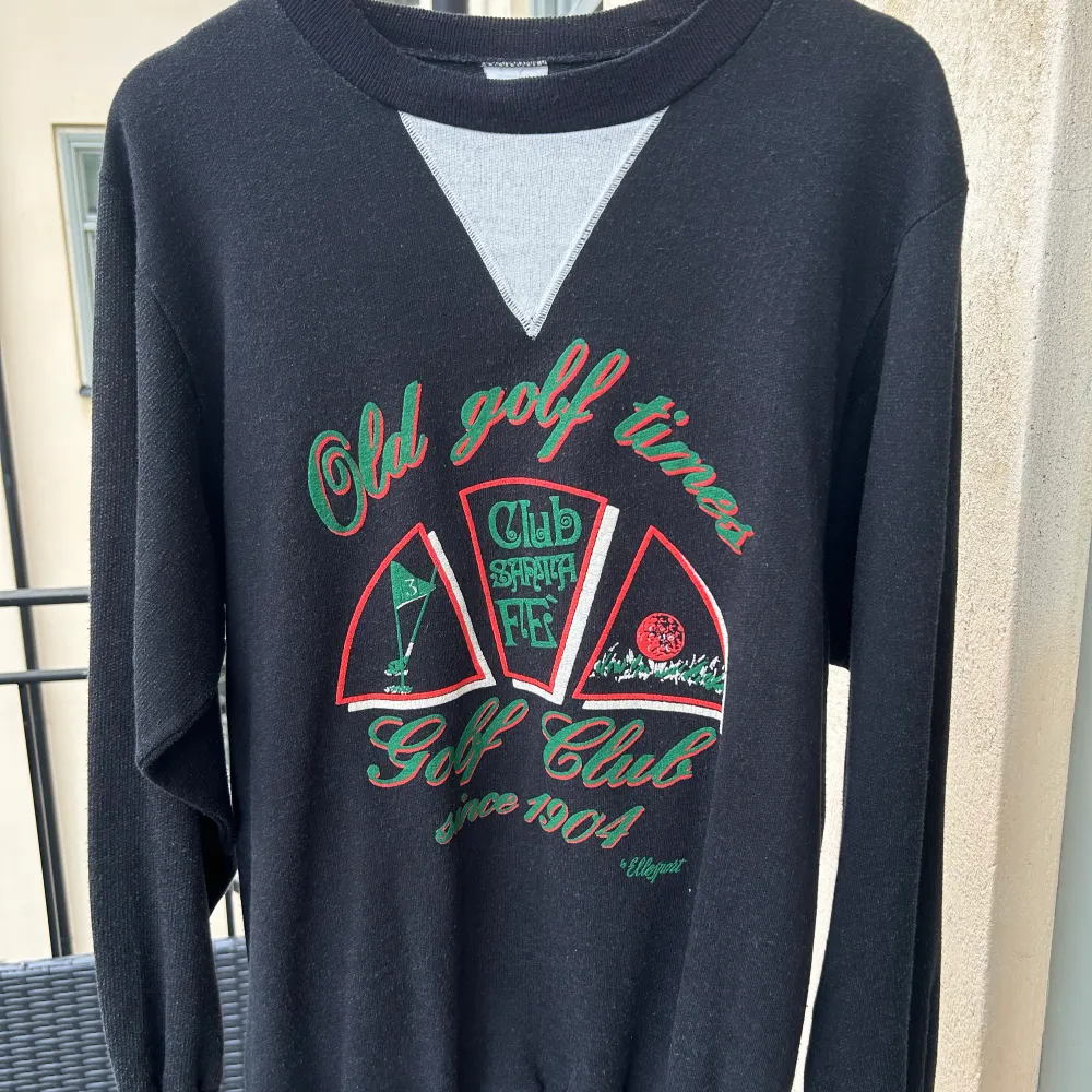 Underbar Elle Sport Crewneck från 70-talet när dem producerade i en fabrik i Italien. Väldigt god hållbarhet för dess ålder, i ett luftig bomullsmaterial.  Inköpt på secondhand i Viareggio, Italien förra sommaren.  Storlek XL fits S/M.  Kan mötas i Sthlm!. Tröjor & Koftor.