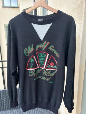 Vintage Elle Sport Made in Italy Crewneck Club Santa Fe - Underbar Elle Sport Crewneck från 70-talet när dem producerade i en fabrik i Italien. Väldigt god hållbarhet för dess ålder, i ett luftig bomullsmaterial.  Inköpt på secondhand i Viareggio, Italien förra sommaren.  Storlek XL fits S/M.  Kan mötas i Sthlm!