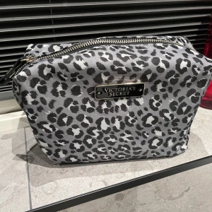 Necessär Victoria’s Secret - Säljer denna Victoria’s Secret necessär, använd men nytvättad och i fint skick!Perfekt för smink eller som en weekendnecessär 🙌🏻 säljer en till (kolla min sida). 150kr för båda eller endast 80kr för denna. 