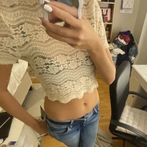 Festtopp - Supersöt spetstopp som man kan styla med en tröja över eller bara som den ar! 💕Säljer pga att den inte kommer till användning.