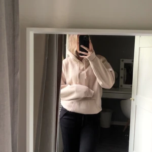 Beige hoodie  - Beige hoodie från Bikbok i storlek S