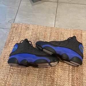 Jordan 13 Hyper Royal - Jordan 13 Hyper Royal i storlek 43 Använd några gånger men är fortfarande i bra skick (9-10)  Box kommer med i bra skick. Skriv om du har några frågor, pris kan diskuteras 