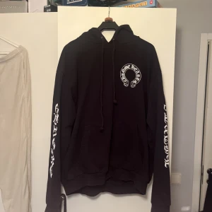 Chrome Hearts hoodie - Säljer nu min Chrome hearts hoodie. Använder ej detta plagg nuförtiden och det är anledningen till varför jag säljer den. Köpte den 2019 från selfridges i London.  Nypris 6400kr Fortfarande i bra skick!