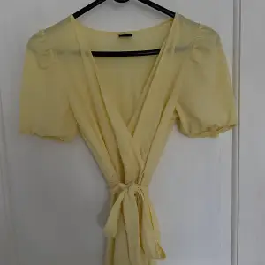Jättefin gul klänning med band att knyta runt