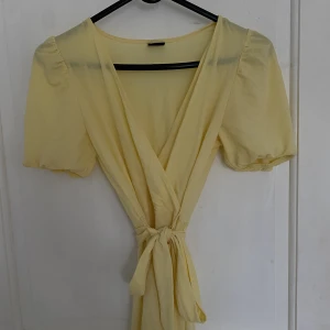 Klänning - Jättefin gul klänning med band att knyta runt