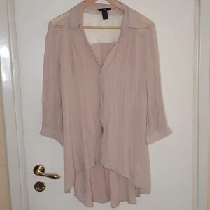 Skjorta - Puderrosa oversize skjorta med liten slitz på sidorna, 3/4 längd på armarna.