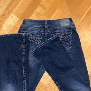 Y2k bootcut jeans - Säljer då de inte kommer till användning märket är silver jeans köparen står för frakten och priset kan diskuteras!!!