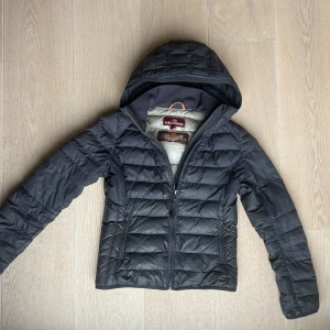 Parajumpers dunjacka  - Mörkblå/svart dunjacka💙 Märke på ena armen. Storlek 134/140 Nypris: 3499 kr 