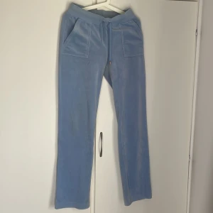 Blå juciy - Säljer dessa blå juicy byxor. Ena knappen på bandet runt midjan har lossnat men annars är dem fina och väldigt sköna.💖