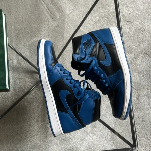 Nike Jordan 1 high dark marina blue - Använda 1-2 gånger, skick 9/10 Storlek EU 42,5.  Ingen shoebox med. Pris kan diskuteras