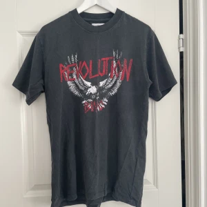 Anine Bing t-shirt - Anine Bing t-shirt i lite ”tvättad” mörkgrå färg. Strl S, sparsamt använd och i fint skick.