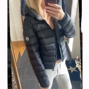 Colmar jacka  - Säljer min fina colmar jacka då jag köpt en annan😊jackan är i färgen svart och ör i storlek S. Nypris ligger på 4999❤️‍🔥tänker inte gå ner i pris💗 