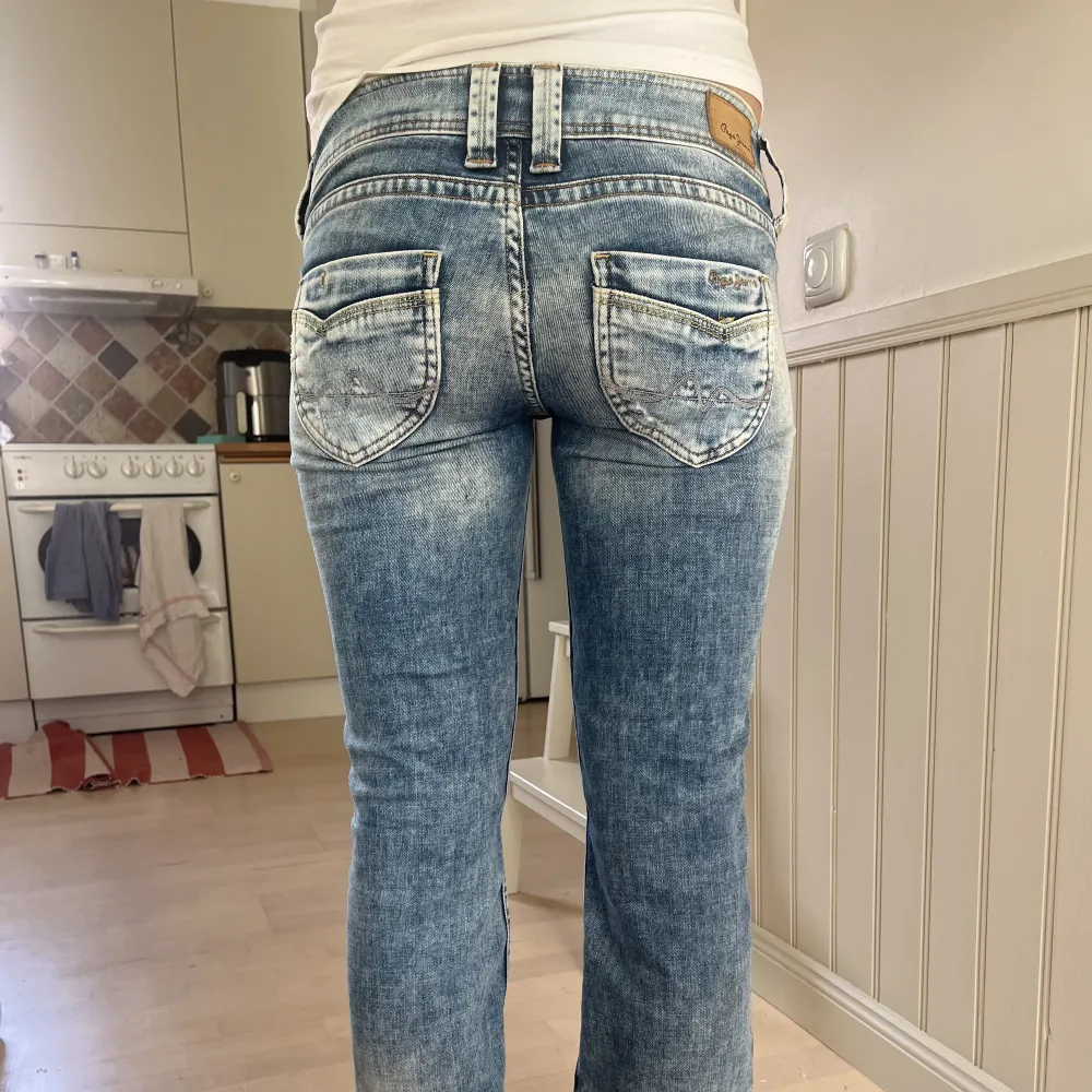 Low waist bootcut Pepe jeans i ljus wash med slitningar  W28 L32, midjemåttet är 76cm  (passar mig som har W25 och XS i det mesta, är 173cm) och innerbenslängden är 79cm, har lagt ned dem för mer längd  Skriv för fler bilder ❤️. Jeans & Byxor.