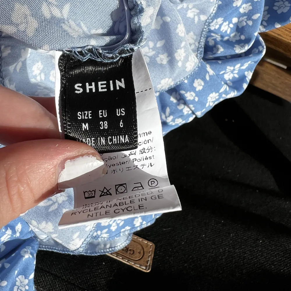En blå tight lpngärmad klänning från shein som bara har blivit testad aldrig använd. Storlek M/38. Klänningar.