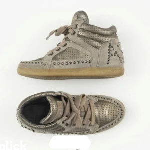 ASH skor - Säljer dom här assnygga skorna från ASH! Fint skick, storlek 37 och nypris ca 2000kr. Har inte bestämt mig om priset så ge gärna prisförslag!!