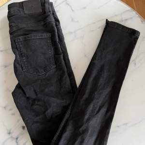 Svarta jeans från Nelly. Aldrig använda då dom var för stora. Slits längst ner. 