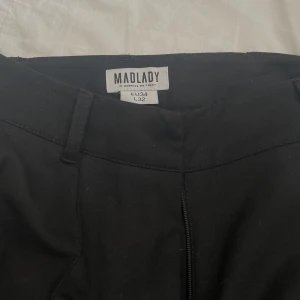 Kostymbyxor madlady - Fina mid waist kostymbyxor från Madlady som blivit för små för mig. Bra skick och inga defekter (originlapris 599kr)💕 köparen står för frakten och vid frågor är det bara att skriva🫶🏻