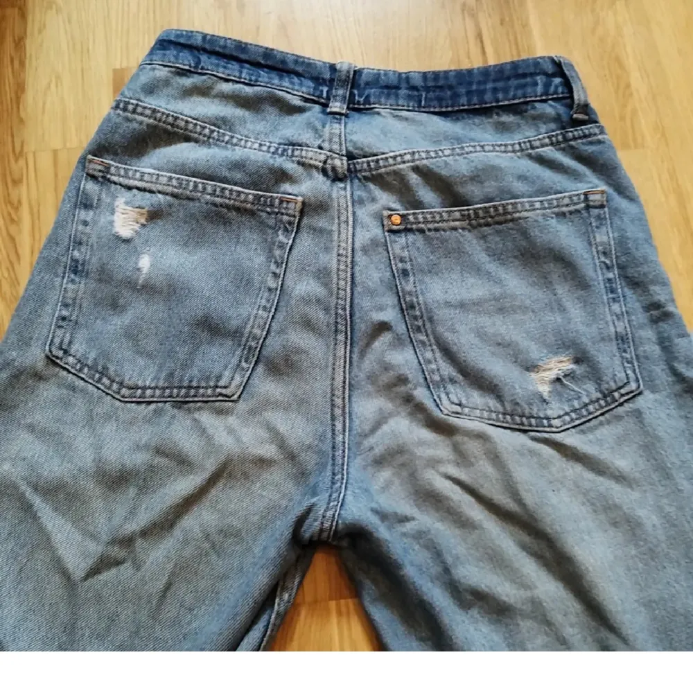Vida, högmidjade jeans. Dom har en svag röd fläck på vänster sida. Man kan se det längst ned på första bilden. Annars är dom i bra skick. Har använts 💕. Jeans & Byxor.