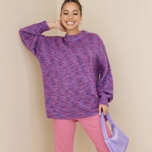 Stickad tröja  - Storlek: xx-small (väldigt oversized) skick: använd fåtal gånger pris: 250kr nypris: 399kr Skriv för fler bilder eller information 