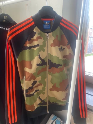 Adidas tröja - Adidas tröja med dragkedja, bra skick. Storlek S herrstorlek