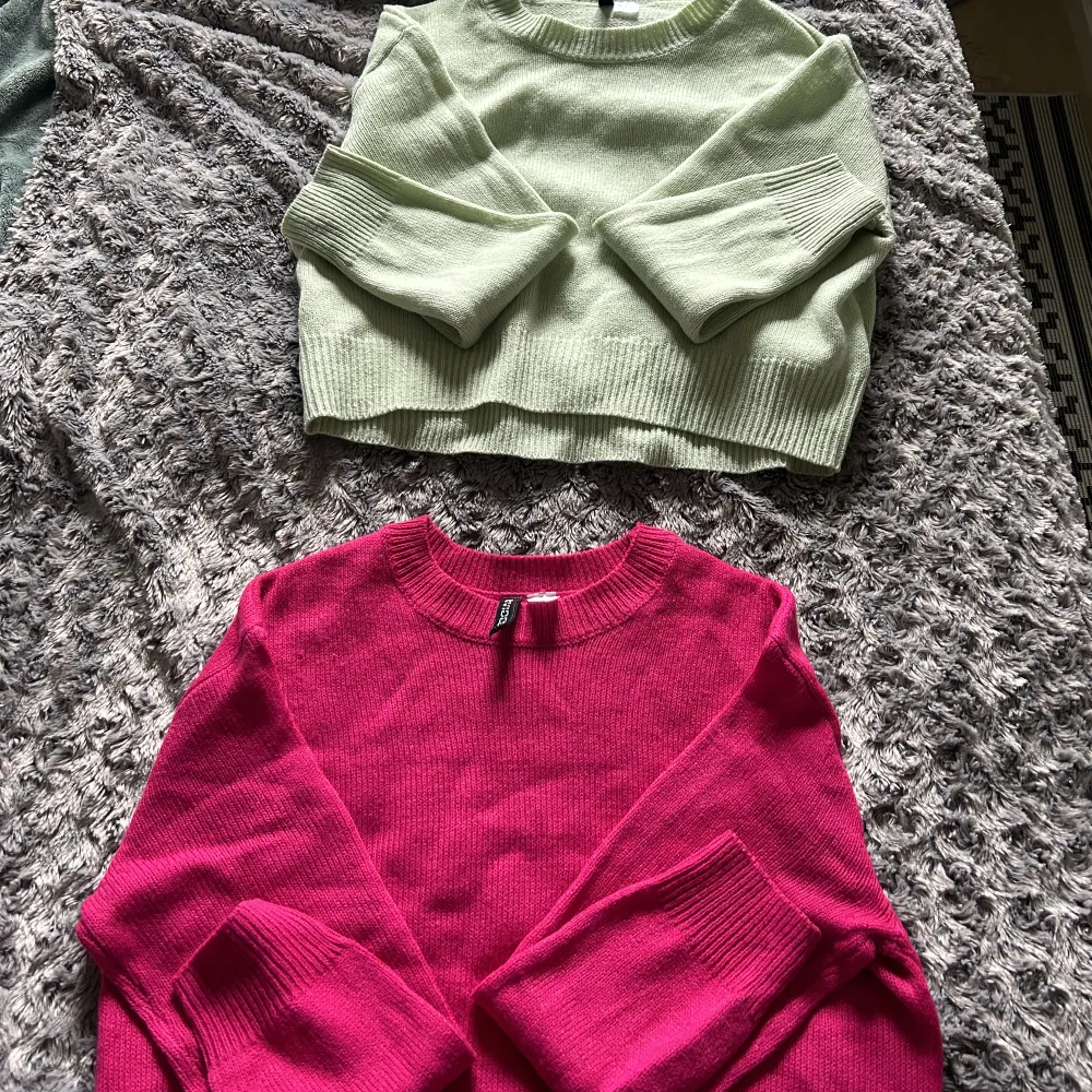 2 tröjor i grön och rosa🩷💚. Tröjor & Koftor.