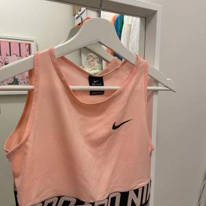 Kort nike top , oanvänd, mycket bra skick