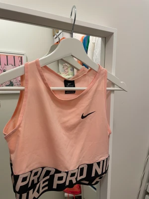 Nike crop top - Kort nike top , oanvänd, mycket bra skick