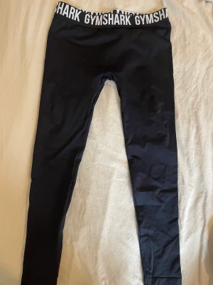 Gymshark tights - Svarta gymshark tights i bra skicl