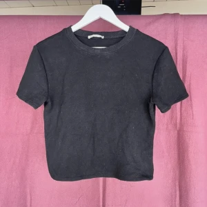 Croppad t-shirt - Märke: zara Second hand köp: nej Färg/info om plagget: bra skick, materialet är använt men ej nopprigt eller trasigt  Ursprungligt pris: 250 Mitt pris: 150 Leverans: spårbar frakt med PostNord för 62kr eller upphämtning i Stockholm C/Södermalm