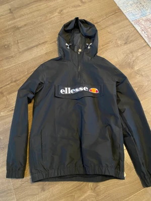 Ellesse jacka - En ellesse jacka i bra skick, knappt använd. 