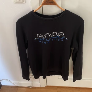 Hugo boss tröja - En tröja från Hugo boss  Knappt använd Nyskick  Pris kan diskuteras vid snabb affär. Storlek S men passar M 