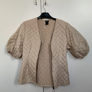 Kortärmad jacka - Jätte snygg kortärmad jacka ifårn Lindex i väldigt bra skick som man kan ha lite året om🦋