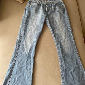 Ljusblåa Lågmidjade bootcut jeans, i fin kvalitet. innerbenslängen är 75 och 77 i midjan.💕Skriv om du har frågor!💕 
