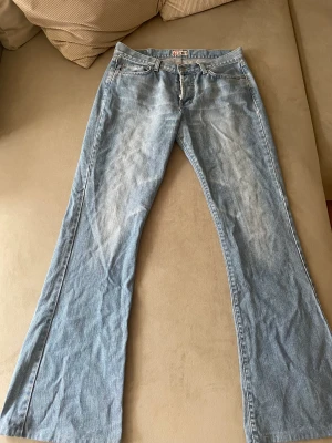 Lågmidjade bootcut jeans - Ljusblåa Lågmidjade bootcut jeans, i fin kvalitet. innerbenslängen är 75 och 77 i midjan.💕Skriv om du har frågor!💕 