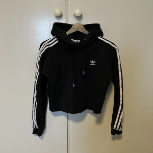 Adidas hoodie - Svart kroppad adidas hoodie i storlek 34🖤