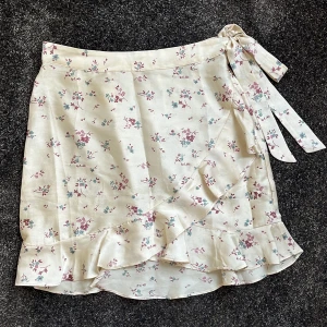 Blommig kjol - Jätte söt kort blommig kjol i silkes material. Hittas dock inte storleken men den sitter som S på mig som brukar ha S. Använt fåtal gånger. Köparen står för frakten💕💕