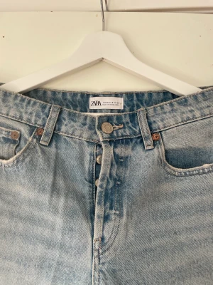 Zara jeans - Lågmidjade raka jeans med slutningar på knäna, knappt använda 