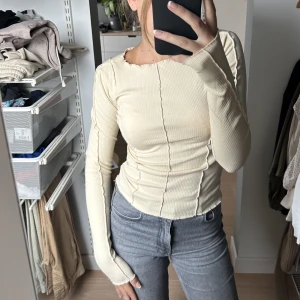 Gina topp - Beige långärmad topp Oanvänd. Storlek XS. Nypris: 249 kr