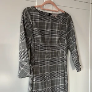 Klänning ifrån hm  - Grå rutig klänning ifrån hm. Perfekt till höst med ett par boots. Fint skick 👢