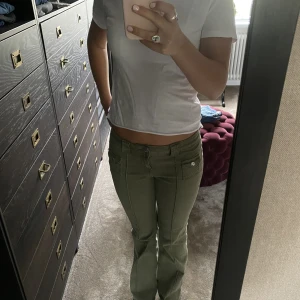 Gröna hm jeans - Säljer dessa gröna hm jeansen som är slutsålda💕helt nya endast testade 