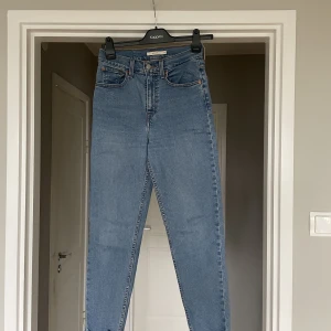 Levis momjeans - Levis jeans i jätte fint skick. Storlek 26 men passar även en 27. Otrolig stretch så bekväma är de också. 