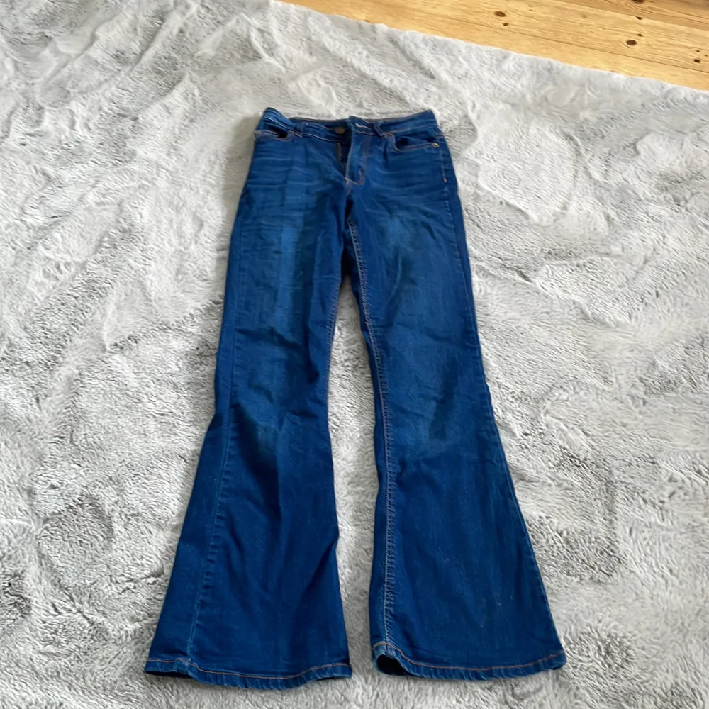 Blåa bootcut jeans i storlek 28. Jeans & Byxor.