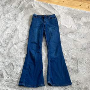 Blåa bootcut jeans i storlek 28