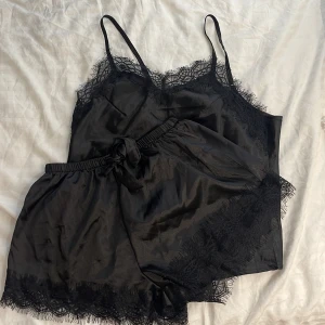 Pyjamasset - Pyjamasset i satin, använt fåtal gånger 