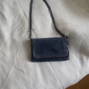 Handväska  - Fin blå handväska osäker på märke eftersom den är köpt i Spanien men liknar väldigt mycket tiamo nypris 500kr men säljer för 300kr❤️❤️ Det går även att ta av kedjan❤️❤️ pris kan diskuteras 