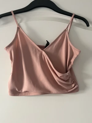 Dustypink croptop  - En bladning av beige och rosa croptop i strl XS  Vardaglig och festlig! 