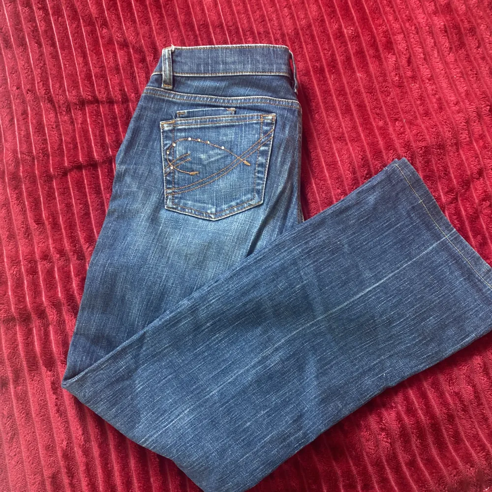 Säljer ett par byxor som är för små för mig, aldriganvända och köpta på plick. W är 30cm innebenslängden är 78cm❣️. Jeans & Byxor.