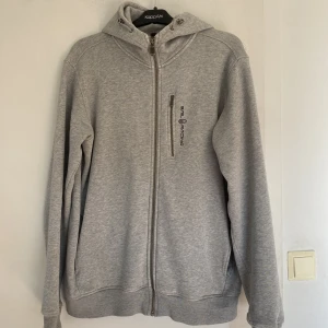Sail racing zip hoodie  - Jätte skön och bra kvalitet!  princip helt i nyskick Stri Large, herr 🥰 Inköpt för 1500kr,  Mitt pris 700kr 🌸