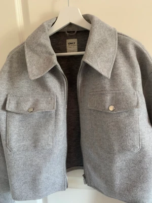 Höst jacka - Säljer min jacka från only, köptes förra sommaren. Väldigt bra skick, använd ett få tal gånger. Hör av er vid frågor och intresse☺️ nypris 450
